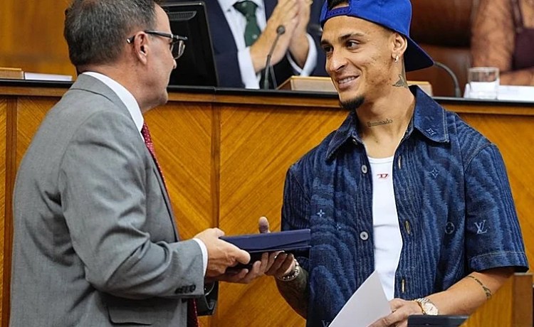 Antony aconseja a los jóvenes: «Sueñen alto porque es posible» Antony aconseja a los jóvenes: «Sueñen alto porque es posible»