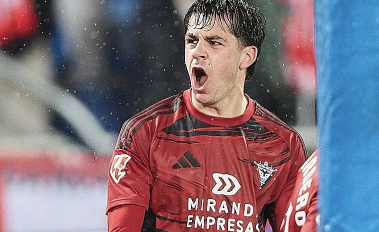 El golazo de volea de Gonzalo Petit para darle el triunfo al Mirandés frente al Sporting El golazo de volea de Gonzalo Petit para darle el triunfo al Mirandés frente al Sporting