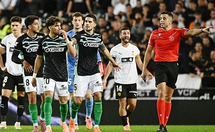 Duelo de alta tensión en Mestalla: Los piques entre Abde, Tárrega, Chimy y Hugo Duro Duelo de alta tensión en Mestalla: Los piques entre Abde, Tárrega, Chimy y Hugo Duro