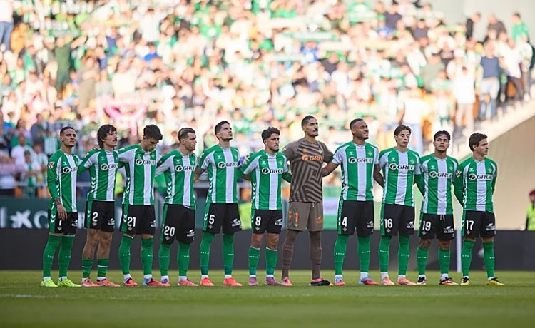 El Betis vestirá en el derbi con su primera equipación El Betis vestirá en el derbi con su primera equipación