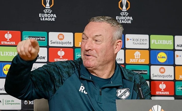 El entrenador del Utrecht, preguntado por el presunto interés del Betis en El Karouani: «Nosotros queremos a Antony» El entrenador del Utrecht, preguntado por el presunto interés del Betis en El Karouani: «Nosotros queremos a Antony»