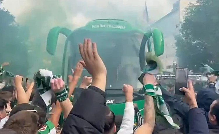 La brutal partida del Betis hacia el derbi bajo el fervor de su hinchada La brutal partida del Betis hacia el derbi bajo el fervor de su hinchada