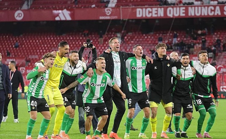 La celebración, en vídeo, de los jugadores del Betis tras ganar el derbi en el césped del Ramón Sánchez-Pizjuán La celebración, en vídeo, de los jugadores del Betis tras ganar el derbi en el césped del Ramón Sánchez-Pizjuán