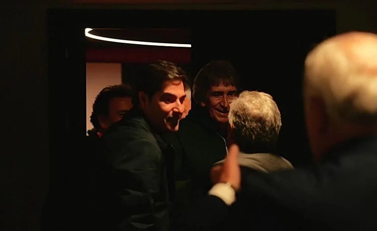 La imagen de la piña del Betis: Haro, Catalán y los dirigentes celebraron la victoria en el derbi con los jugadores en el vestuario La imagen de la piña del Betis: Haro, Catalán y los dirigentes celebraron la victoria en el derbi con los jugadores en el vestuario