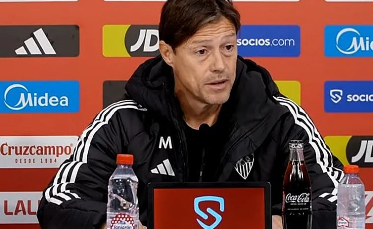 Almeyda: «Las botellas que tiraron eran de plástico. ¿Cuántas cayeron? ¿Una o dos…?» Almeyda: «Las botellas que tiraron eran de plástico. ¿Cuántas cayeron? ¿Una o dos…?»