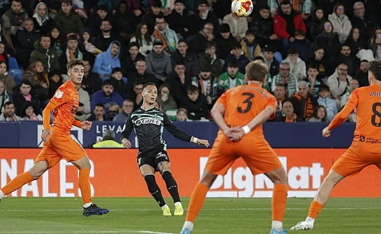 Antony salió cojeando del Ciutat de Valencia: «Hay tiempo para recuperar» Antony salió cojeando del Ciutat de Valencia: «Hay tiempo para recuperar»