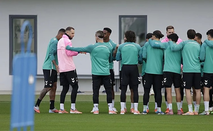 Buen ambiente en el entrenamiento del Betis con pasillitos para Pau, Aitor, Junior y Bellerín Buen ambiente en el entrenamiento del Betis con pasillitos para Pau, Aitor, Junior y Bellerín