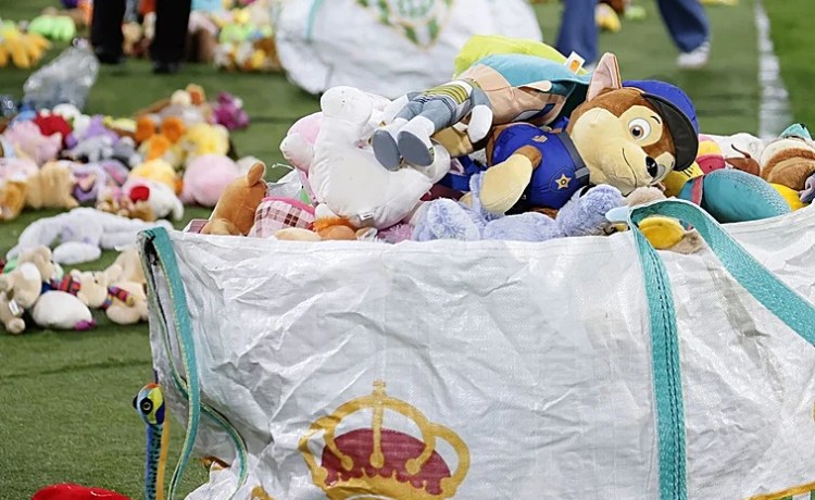 La iniciativa solidaria de la lluvia de peluches alcanza su récord ante el Getafe La iniciativa solidaria de la lluvia de peluches alcanza su récord ante el Getafe