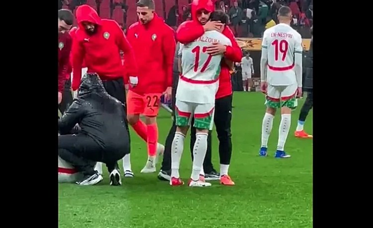 La desoladora imagen de Abde abrazado a Amrabat tras perder la final de la Copa de África La desoladora imagen de Abde abrazado a Amrabat tras perder la final de la Copa de África