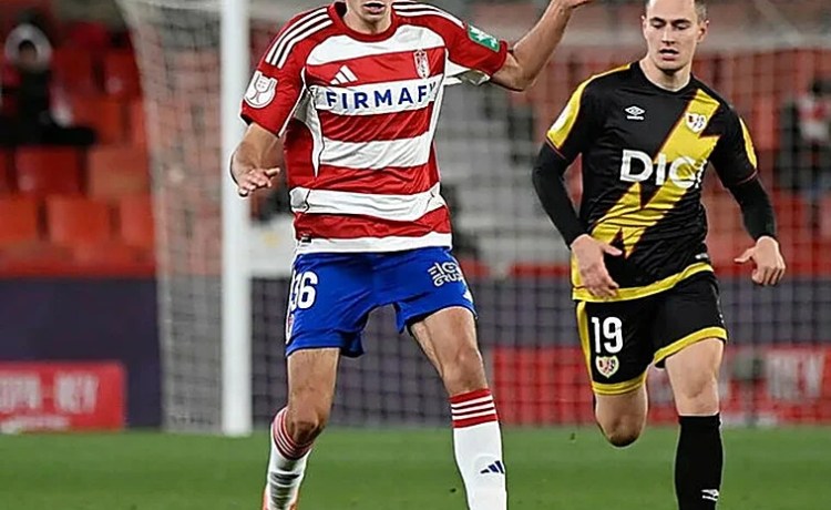 Juanjo Flores, el canterano del Betis que se abre paso en el Granada Juanjo Flores, el canterano del Betis que se abre paso en el Granada