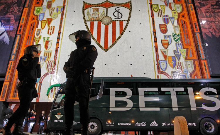 Antiviolencia propone sancionar a 51 aficionados del Sevilla y del Betis Antiviolencia propone sancionar a 51 aficionados del Sevilla y del Betis