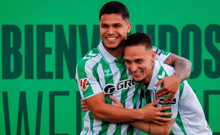 Cucho Hernández, sobre una posible vuelta de Antony: «Si se da la posibilidad, obviamente es bienvenido» Cucho Hernández, sobre una posible vuelta de Antony: «Si se da la posibilidad, obviamente es bienvenido»