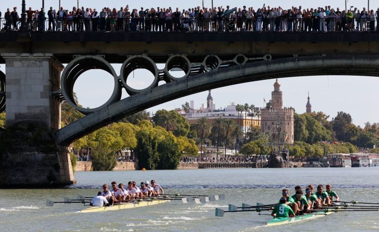 Éxito rotundo del nuevo formato de la Regata Sevilla-Betis con meta en la Torre del Oro pese a la polémica Éxito rotundo del nuevo formato de la Regata Sevilla-Betis con meta en la Torre del Oro pese a la polémica