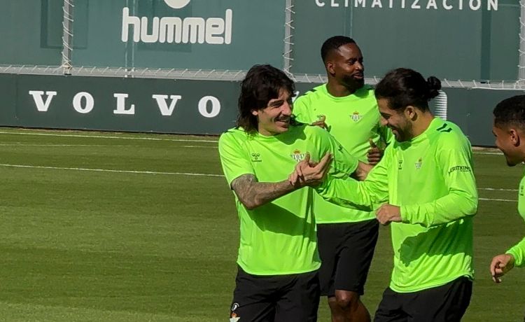 Bellerín protagonista del Betis en una sesión con seis ausencias Bellerín protagonista del Betis en una sesión con seis ausencias