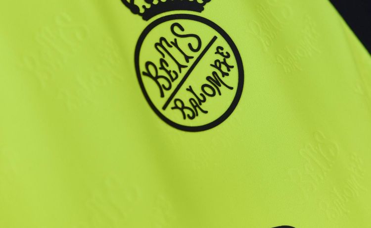 El escudo de la segunda equipación Betis que no deja a nadie indiferente El escudo de la segunda equipación Betis que no deja a nadie indiferente