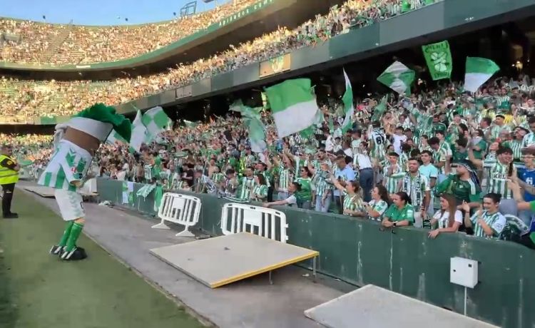 Gran ambiente en el Benito Villamarín antes de la gran final de la Conference League Gran ambiente en el Benito Villamarín antes de la gran final de la Conference League
