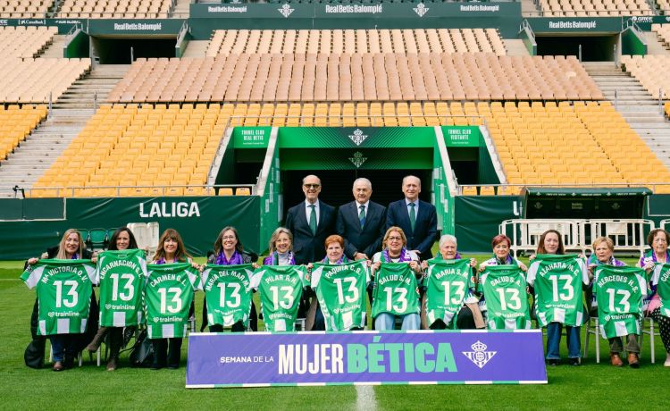 El Betis brinda un homenaje a trece de sus socias históricas El Betis brinda un homenaje a trece de sus socias históricas