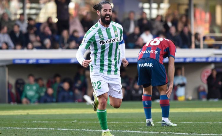 Isco, acompañado por Lo Celso y Llorente en Huesca Isco, acompañado por Lo Celso y Llorente en Huesca