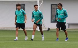 Antony, Abde y Deossa, protagonistas en un entrenamiento sin Bartra y Ortiz en el Betis Antony, Abde y Deossa, protagonistas en un entrenamiento sin Bartra y Ortiz en el Betis