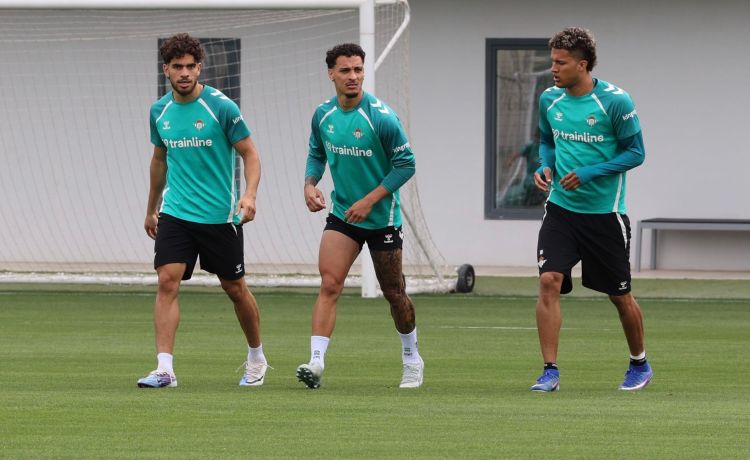 Antony, Abde y Deossa, protagonistas en un entrenamiento sin Bartra y Ortiz en el Betis Antony, Abde y Deossa, protagonistas en un entrenamiento sin Bartra y Ortiz en el Betis