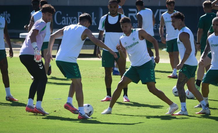 Cucho y Fidalgo entran en la convocatoria para el Betis-Bournemouth y Pellegrini «recupera» a Petit e Iker Losada Cucho y Fidalgo entran en la convocatoria para el Betis-Bournemouth y Pellegrini «recupera» a Petit e Iker Losada