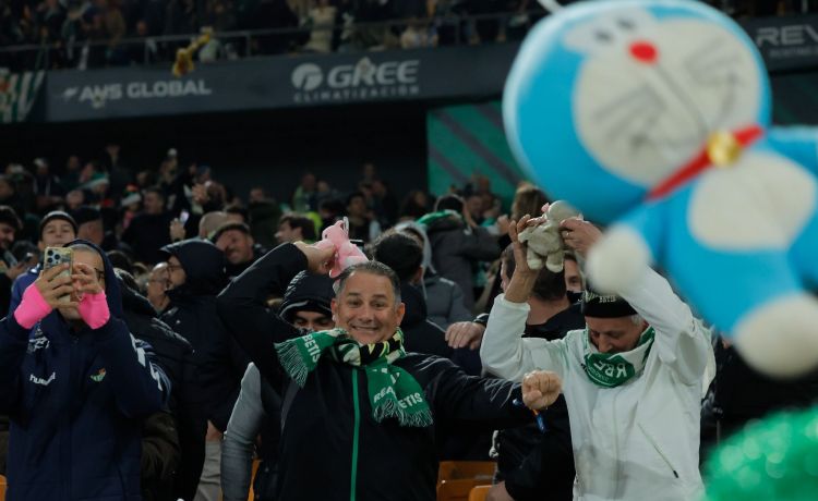 El Betis y los béticos baten récord en la ‘peluchada’ navideña El Betis y los béticos baten récord en la ‘peluchada’ navideña