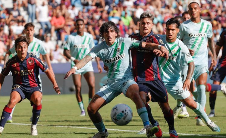 Bellerín y Tebas, cruce de declaraciones por jugar con tanto calor Bellerín y Tebas, cruce de declaraciones por jugar con tanto calor