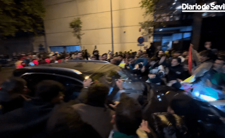 Los coches de los jugadores del Betis engullidos y zarandeados en la fiesta de los béticos Los coches de los jugadores del Betis engullidos y zarandeados en la fiesta de los béticos