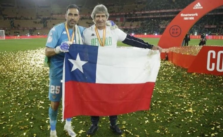 Claudio Bravo sobre Pellegrini y su marcha del Betis: «Le entregaría las llaves y que haga y deshaga con el fútbol chileno» Claudio Bravo sobre Pellegrini y su marcha del Betis: «Le entregaría las llaves y que haga y deshaga con el fútbol chileno»