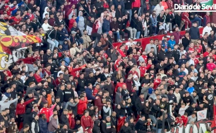 Así fue el lanzamiento de botellas que ha obligado a suspender el derbi Sevilla-Betis Así fue el lanzamiento de botellas que ha obligado a suspender el derbi Sevilla-Betis