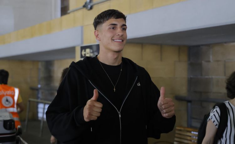 Facundo Bernal ya está en Sevilla: las imágenes de su llegada para fichar por el Betis Facundo Bernal ya está en Sevilla: las imágenes de su llegada para fichar por el Betis