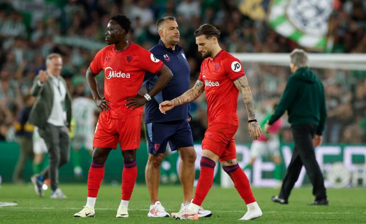Así jugaron los futbolistas del Sevilla ante el Betis Así jugaron los futbolistas del Sevilla ante el Betis