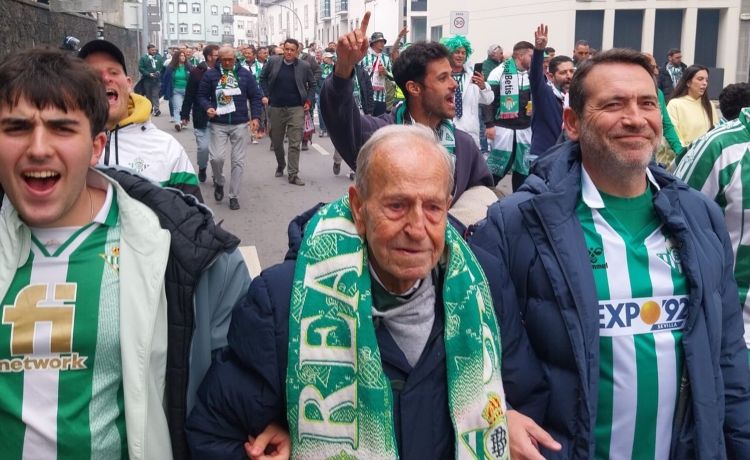 La historia de Fernando Gamero: 85 años de beticismo, un error con su número de carnet y el sueño de viajar en Champions La historia de Fernando Gamero: 85 años de beticismo, un error con su número de carnet y el sueño de viajar en Champions