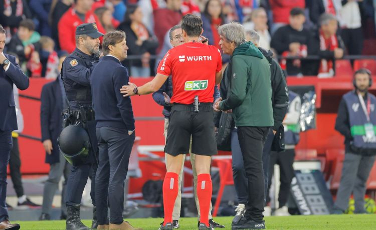 El Sevilla se enfrenta al posible cierre parcial del Sánchez-Pizjuán por los lanzamientos El Sevilla se enfrenta al posible cierre parcial del Sánchez-Pizjuán por los lanzamientos