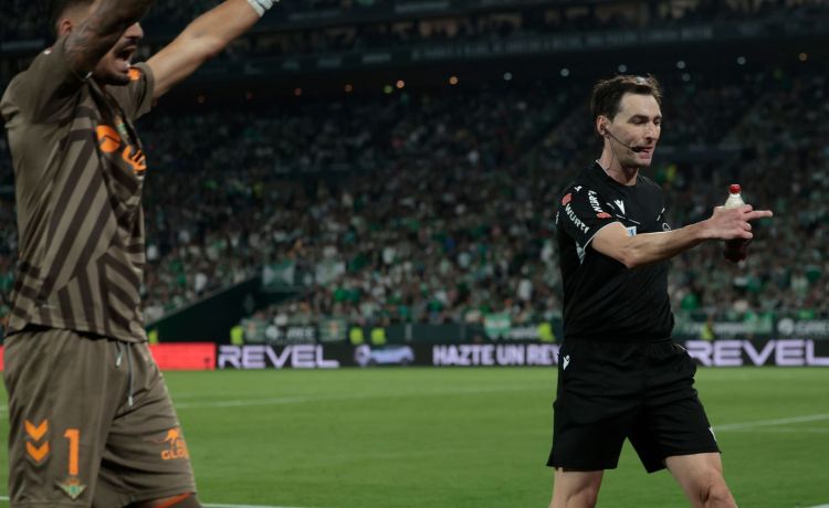 LaLiga denuncia ante Disciplina el lanzamiento de dos botellas en La Cartuja LaLiga denuncia ante Disciplina el lanzamiento de dos botellas en La Cartuja