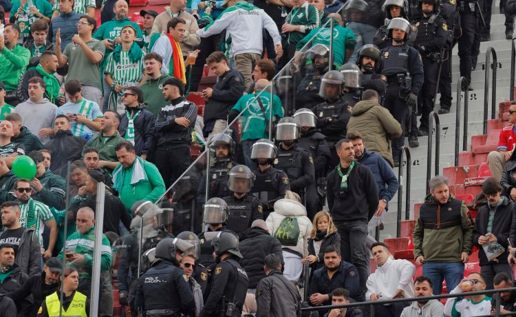 Así fue el tenso momento en el que el Sevilla FC prohibió la entrada a casi 100 aficionados del Real Betis Así fue el tenso momento en el que el Sevilla FC prohibió la entrada a casi 100 aficionados del Real Betis
