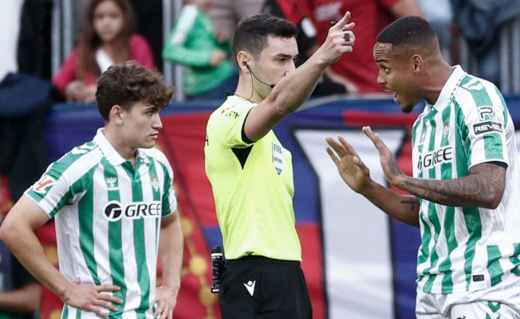 Con Natan se abre la veda: la primera roja para el Betis Con Natan se abre la veda: la primera roja para el Betis
