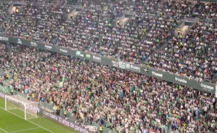 La afición del Real Betis sigue mostrando su apoyo al presidente del Sevilla FC: «Júnior quédate» La afición del Real Betis sigue mostrando su apoyo al presidente del Sevilla FC: «Júnior quédate»