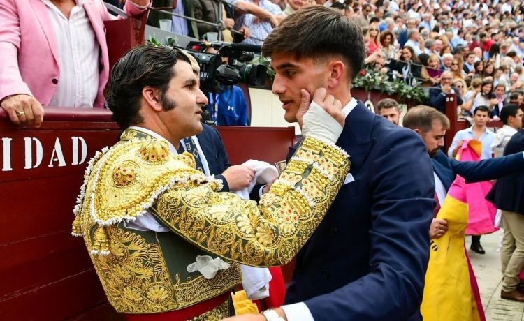 El emotivo encuentro de Morante de la Puebla con su hijo en Las Ventas tras su debut con gol en el Betis El emotivo encuentro de Morante de la Puebla con su hijo en Las Ventas tras su debut con gol en el Betis