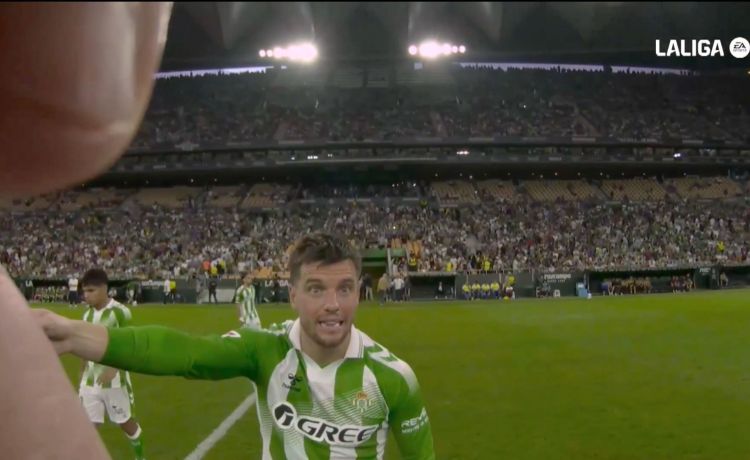 El polémico vídeo de la cámara del árbitro del Betis-Barcelona: «chequea la mano que es lo que me piden» El polémico vídeo de la cámara del árbitro del Betis-Barcelona: «chequea la mano que es lo que me piden»