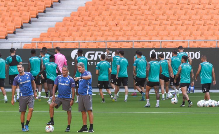 Imágenes del primer entrenamiento del Betis en el Estadio de la Cartuja Imágenes del primer entrenamiento del Betis en el Estadio de la Cartuja