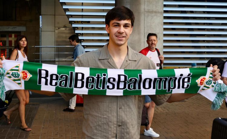 Gonzalo Petit: «Pellegrini me habló y me dijo que esta salida me iba a servir para mi adaptación al fútbol europeo» Gonzalo Petit: «Pellegrini me habló y me dijo que esta salida me iba a servir para mi adaptación al fútbol europeo»