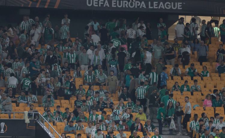 El Betis pide disculpas a afición por mensaje de evacuación del estadio activado por error El Betis pide disculpas a afición por mensaje de evacuación del estadio activado por error