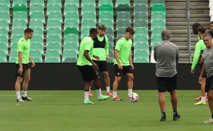 El canterano Mateo, novedad en la lista del Betis para recibir al Mallorca El canterano Mateo, novedad en la lista del Betis para recibir al Mallorca