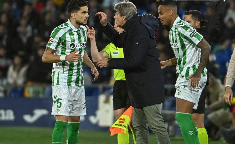 Manuel Pellegrini abre los ojos a David Soria: «No creo que sus declaraciones respondan al partido» Manuel Pellegrini abre los ojos a David Soria: «No creo que sus declaraciones respondan al partido»