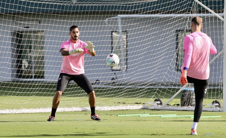 La portería del Betis: Valles responde y Pau López aguarda La portería del Betis: Valles responde y Pau López aguarda