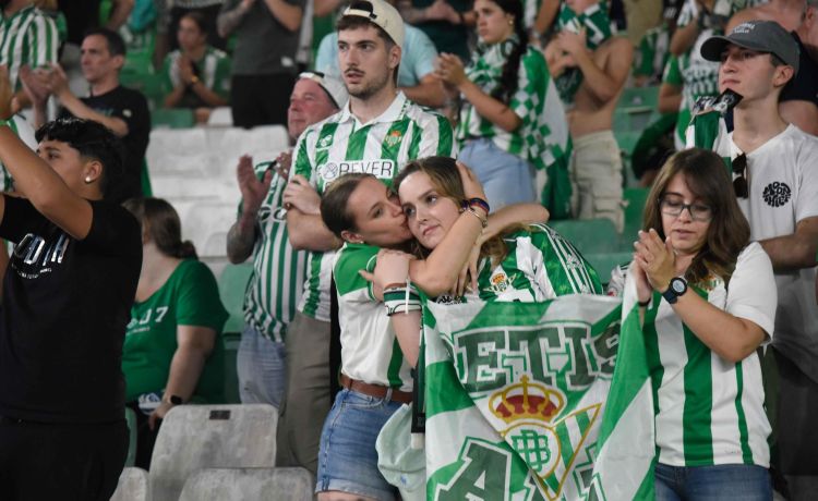 Decepción en el Estadio Benito Villamarín: fotos de la tristeza en los aficionados del Betis Decepción en el Estadio Benito Villamarín: fotos de la tristeza en los aficionados del Betis