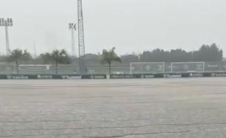El campo de entrenamiento del Betis, inundado por las lluvias y el temporal en Sevilla El campo de entrenamiento del Betis, inundado por las lluvias y el temporal en Sevilla