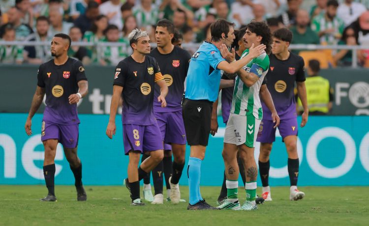 Héctor Bellerín: «El trabajo del árbitro es difícil y no hay que responsabilizarlo del resultado» Héctor Bellerín: «El trabajo del árbitro es difícil y no hay que responsabilizarlo del resultado»