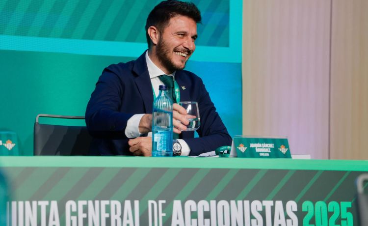 Una sevillana a Joaquín, el momento más simpático en la Junta del Betis Una sevillana a Joaquín, el momento más simpático en la Junta del Betis